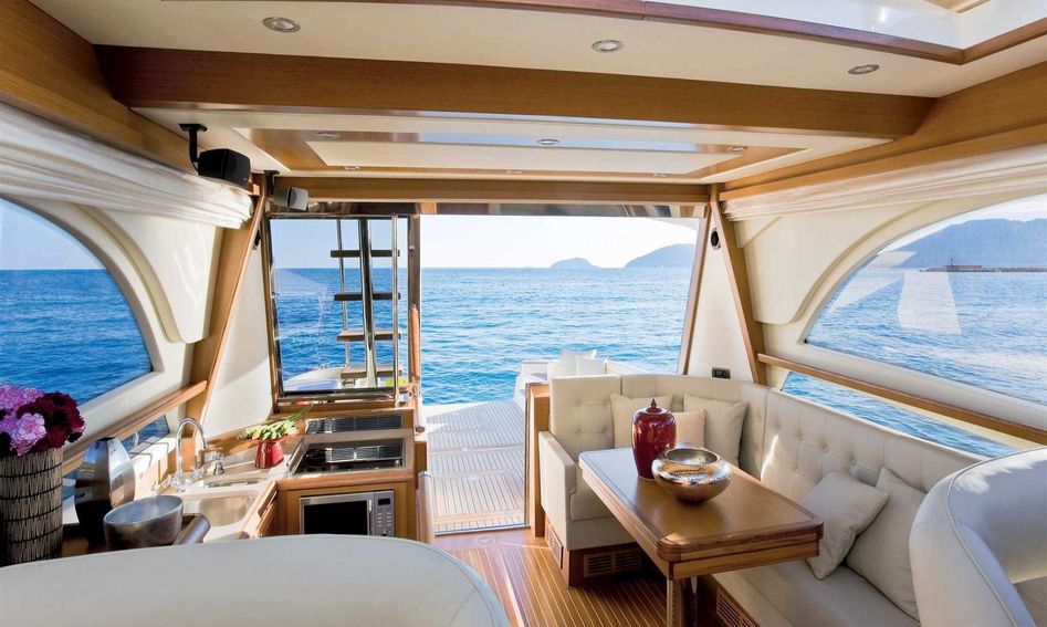 Mochi Craft Dolphin 54, Interior