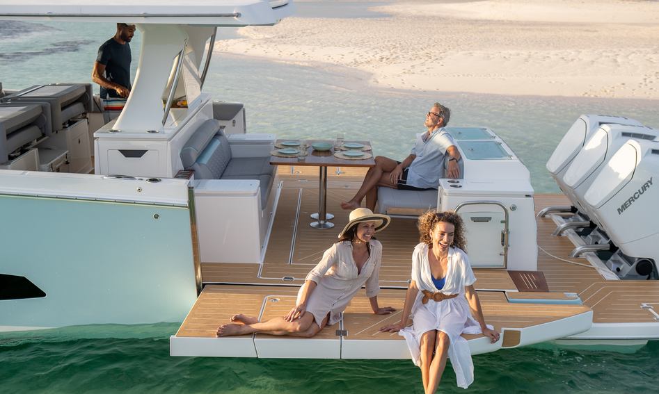 Regal 50 SAV , Deck Area