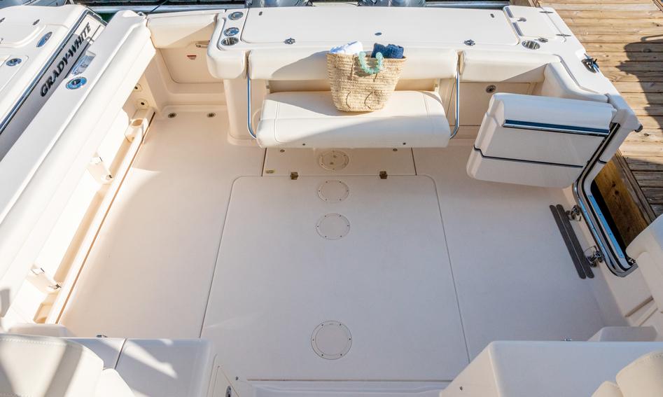 Grady-White Express 330, Deck Area