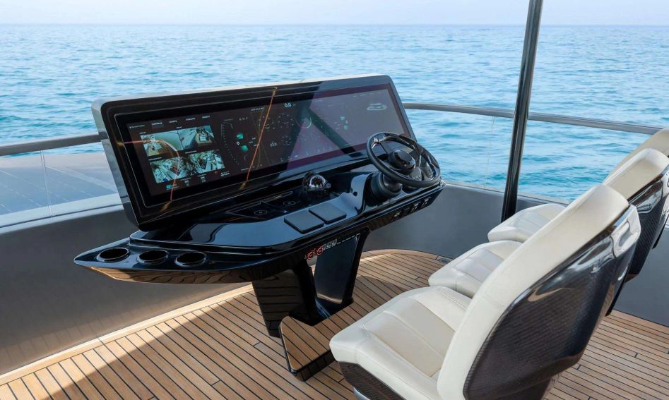 Sunreef Ultima 88, Helm Station