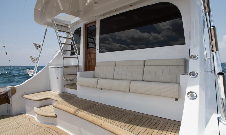 Hatteras GT70, Deck Area