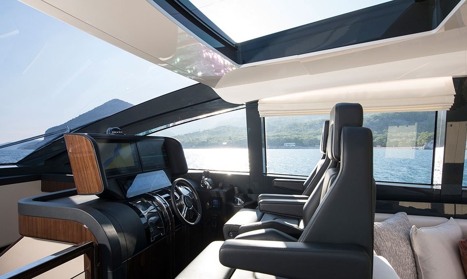 Lazzara LSX67, Helm Station