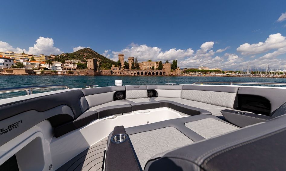 Galeon 375 GTO, Deck Area