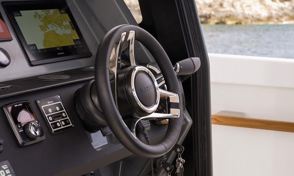 Aiata Wayfinder 38 Suntop, Helm Station