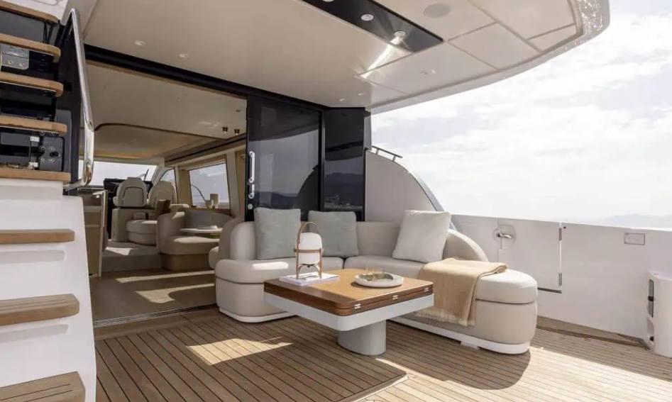 Azimut Fly 62 , Deck Area