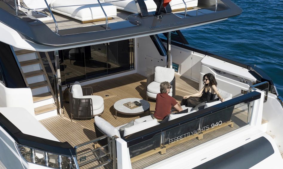 Ferretti 940, Deck Area