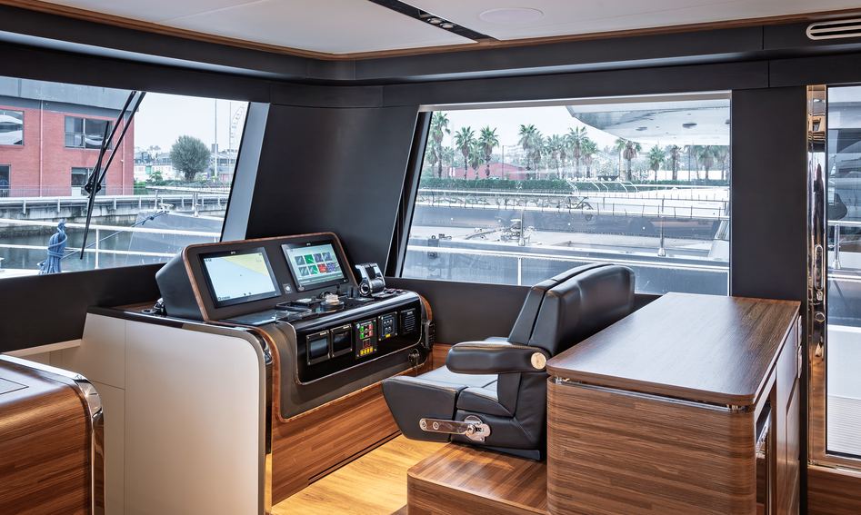 VisionF E-Cat 80 , Helm Station