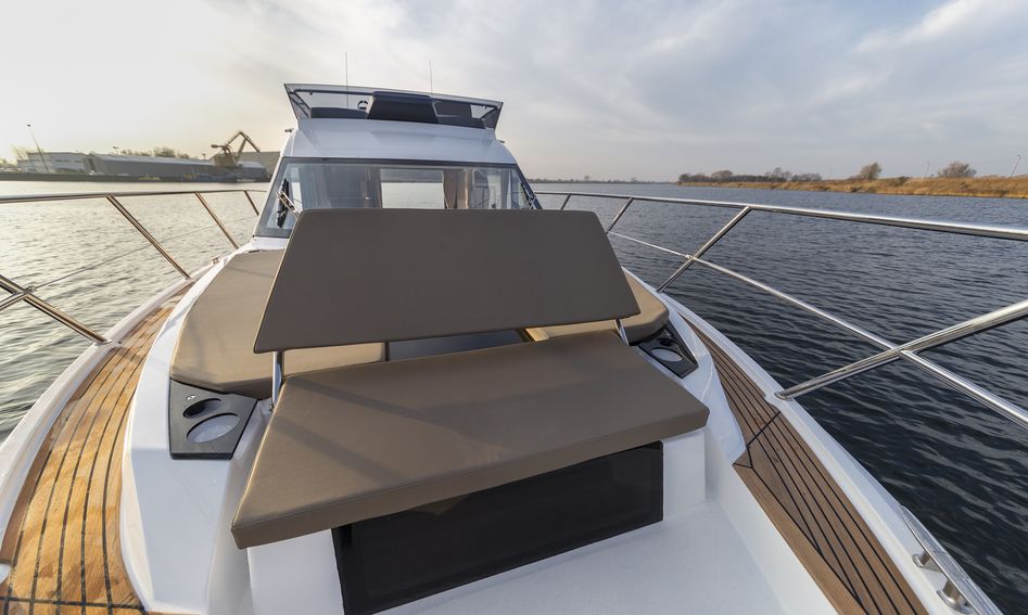 Galeon 360 Fly, Deck Area