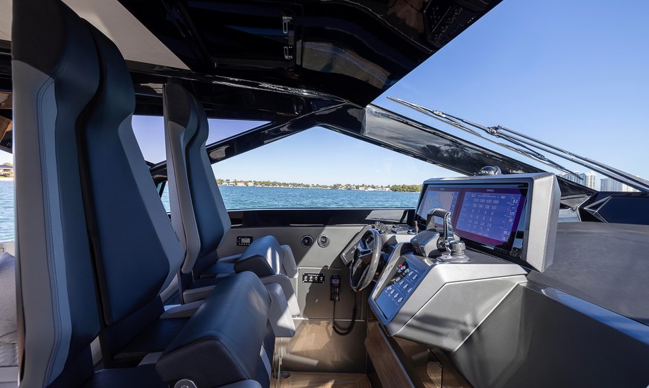 Wally wallypower50X , Helm Station