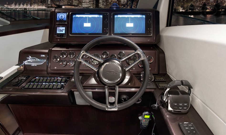 Galeon 430 HTC, Helm Station