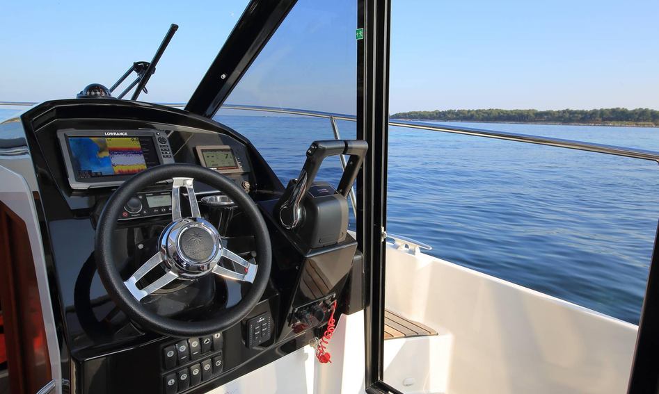Jeanneau Merry Fisher 895  Mk1, Helm Station