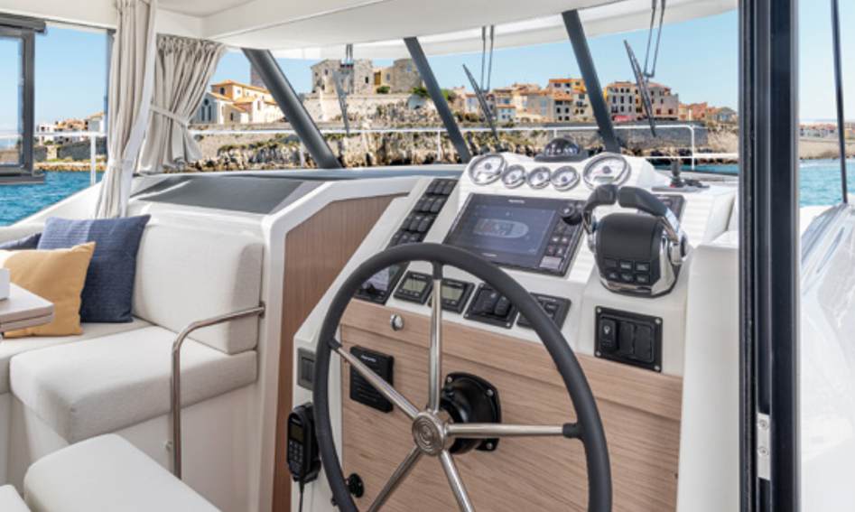 Beneteau Swift Trawler 41 Sedan, Helm Station