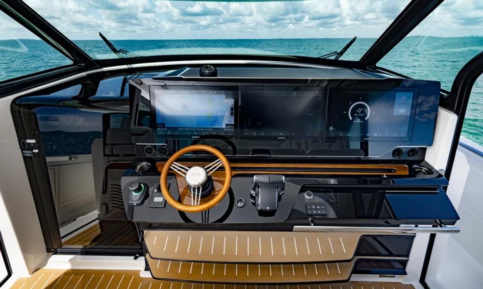 Tiara 56LS, Helm Station