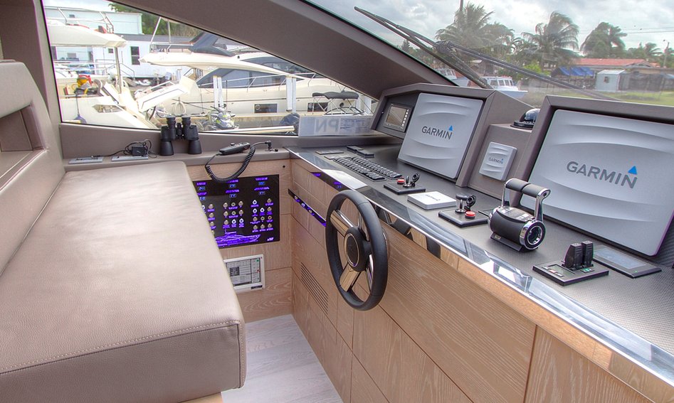 Astondoa 80 Flybridge, Helm Station