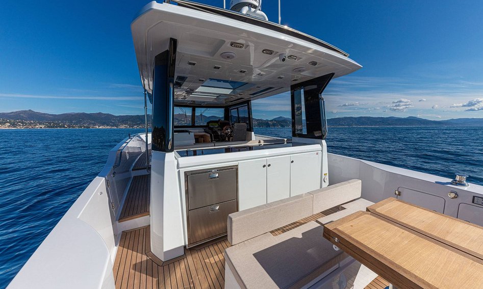 Sundeck 430 Sport, Deck Area