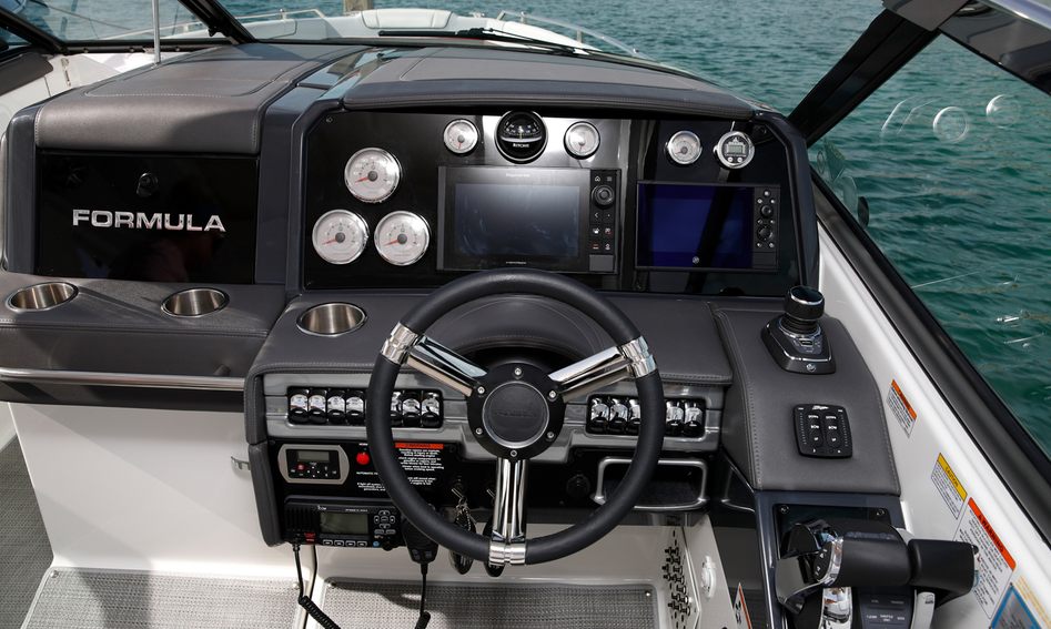 Formula 330 Crossover Bowrider, Helm Station