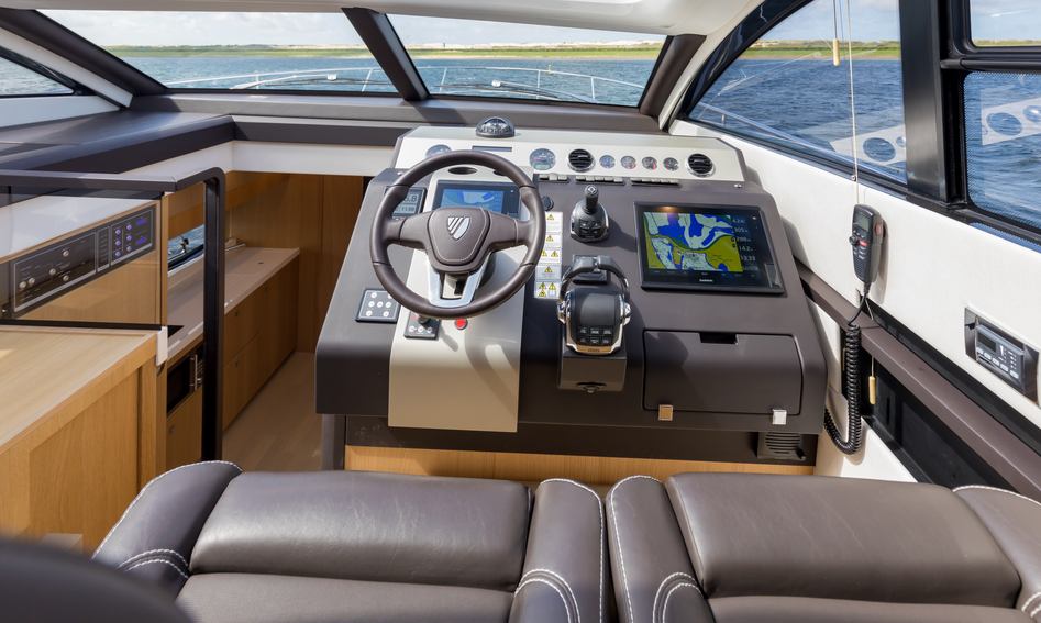 Fairline Targa 48 GT Gen 2, Helm Station