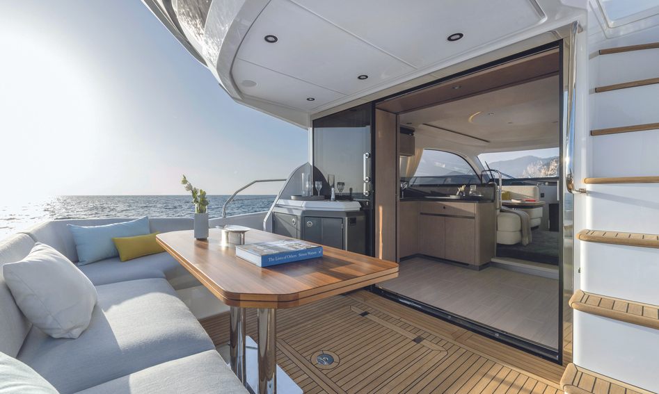 Azimut Fly 53 Mk2, Deck Area