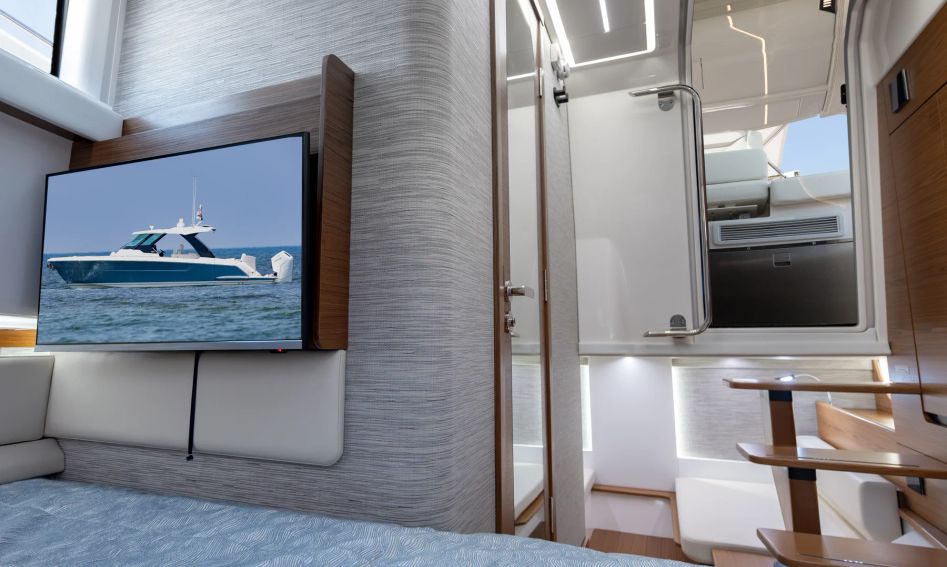 Tiara 39LS, Interior