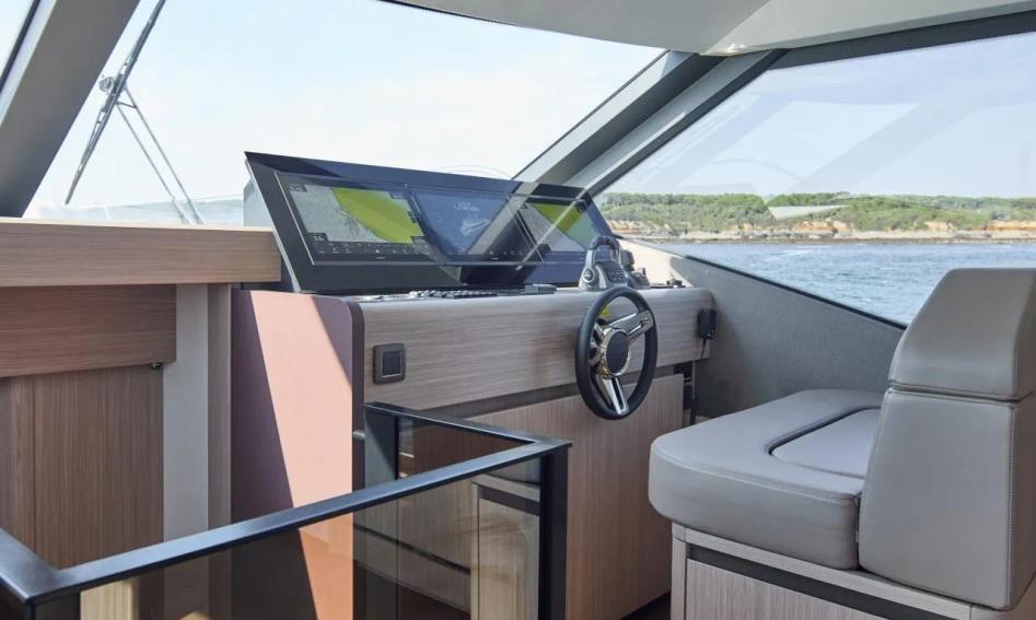 Prestige F6.7, Helm Station
