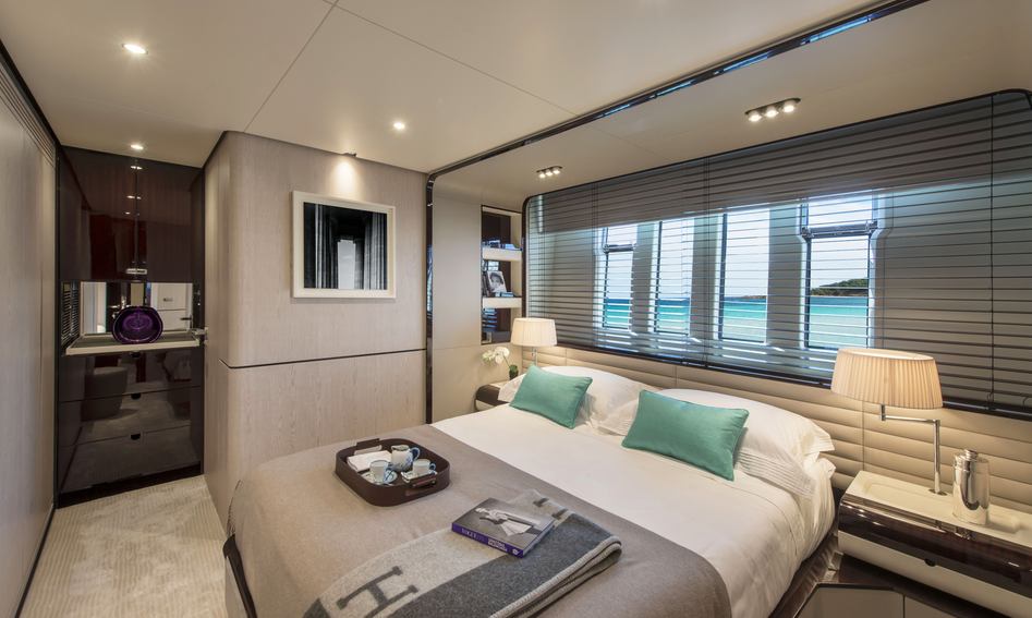 Azimut Grande 30 Metri, Accommodation