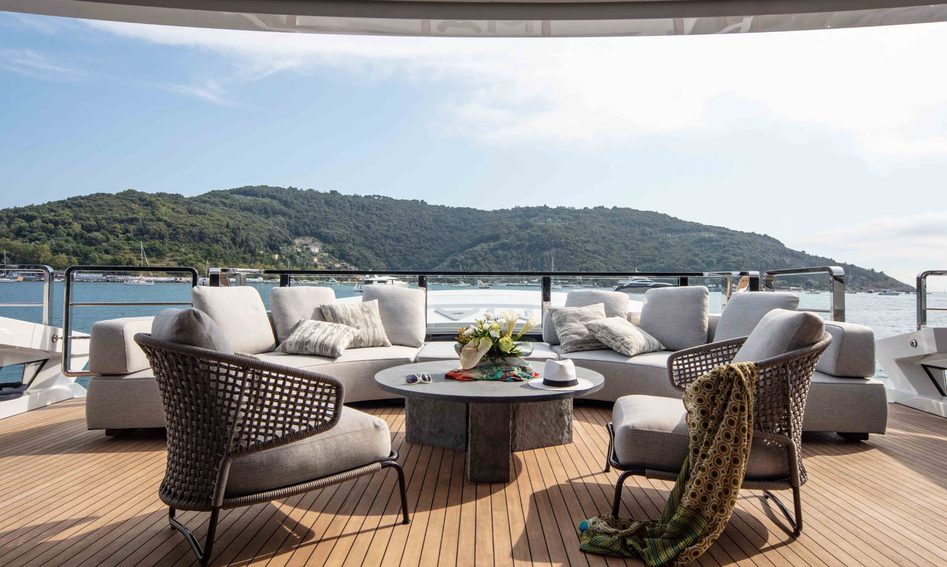 Mangusta GranSport 45, Deck Area