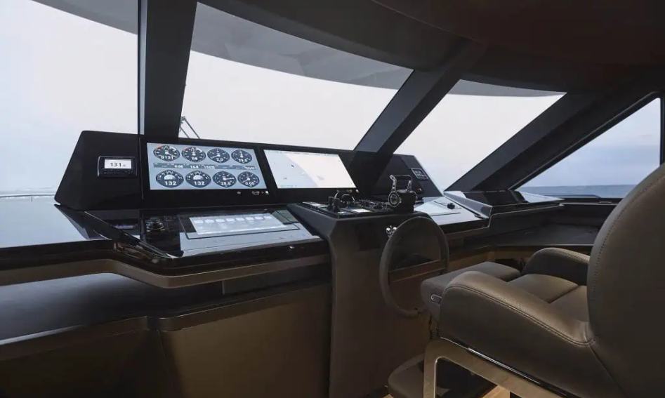 Azimut Grande Trideck Mk2, Helm Station