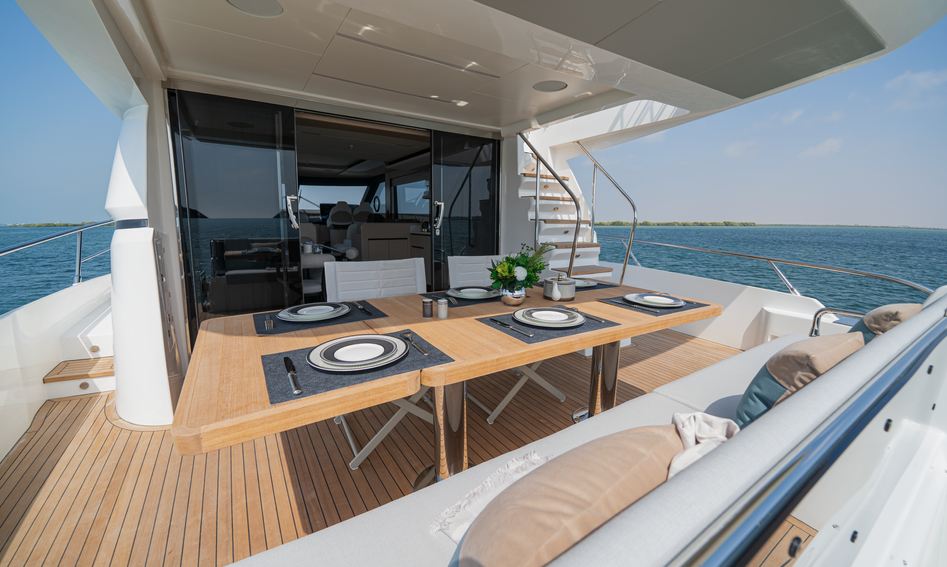 Gulf Craft Majesty 65 , Deck Area