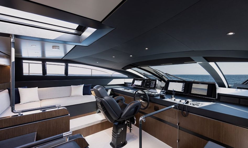 Riva 102&#039; Corsaro Super, Helm Station