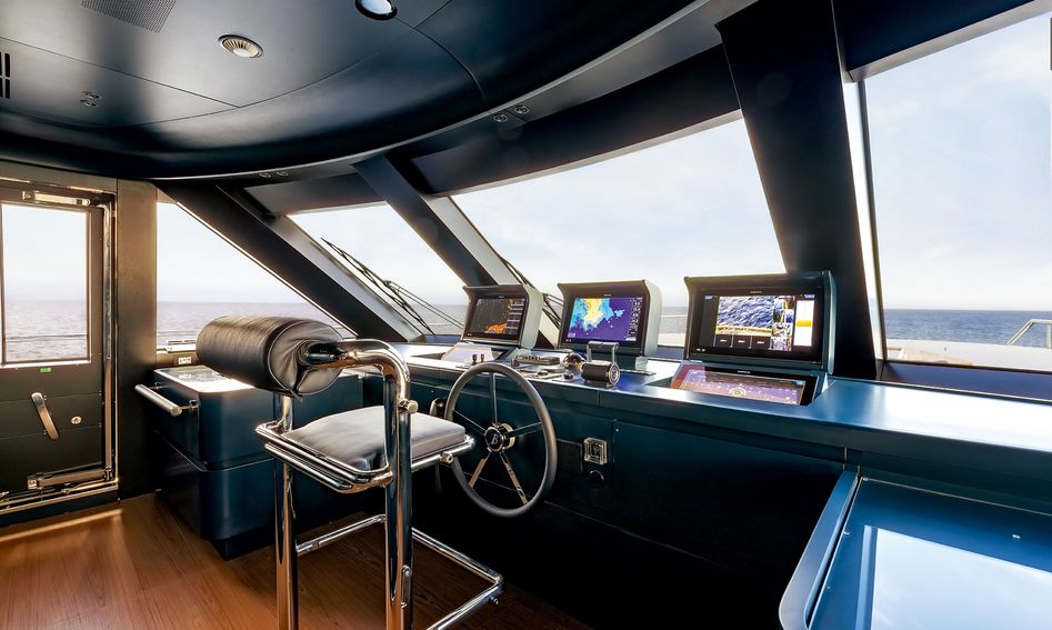 Benetti Motopanfilo 37M, Helm Station