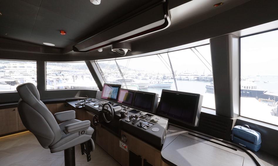 Sirena 118, Helm Station