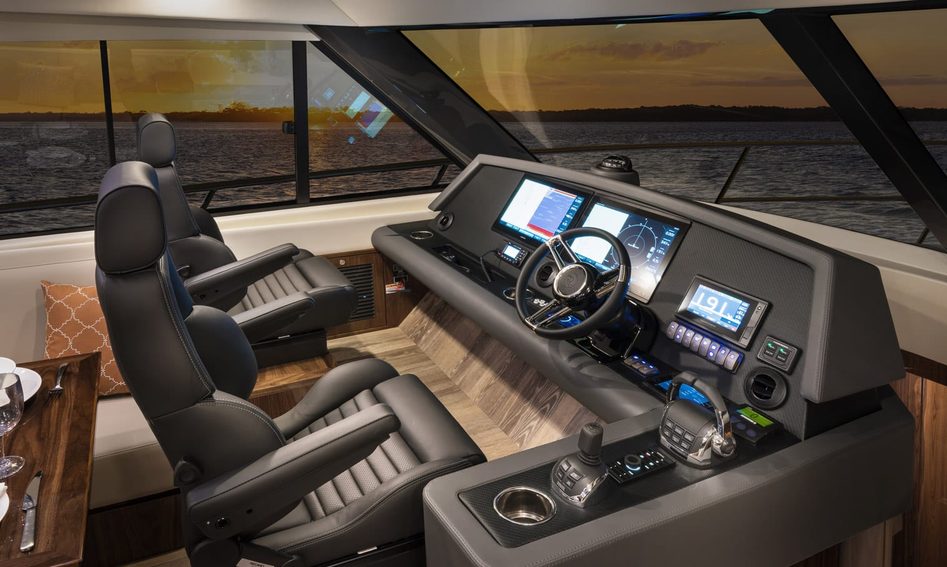 Riviera 545 SUV, Helm Station