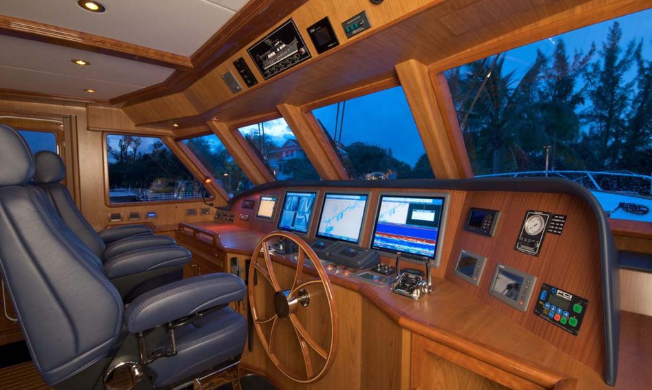 Outer Reef Yachts 800 Motoryacht , Helm Station