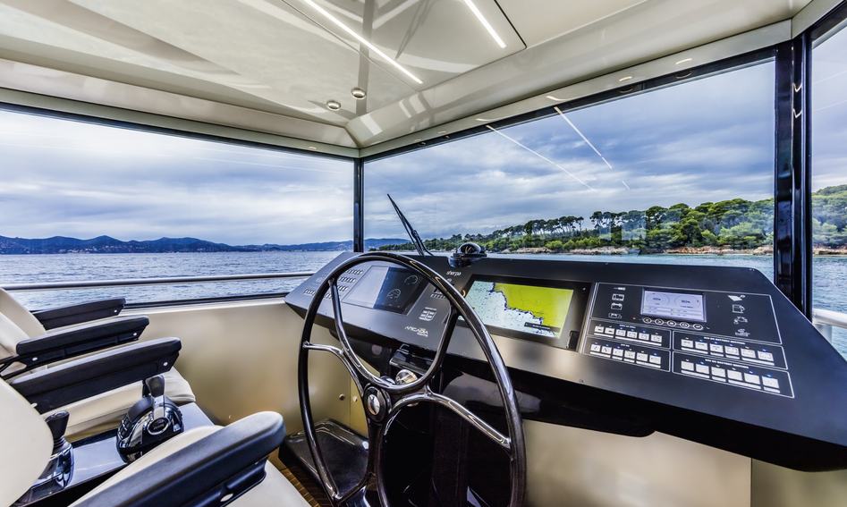 Arcadia Sherpa 60, Helm Station