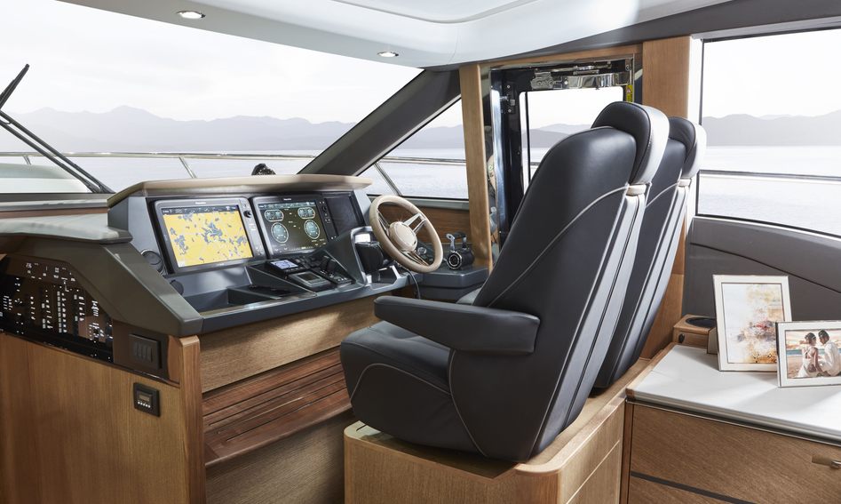 Princess V65 Mk3, Helm Station