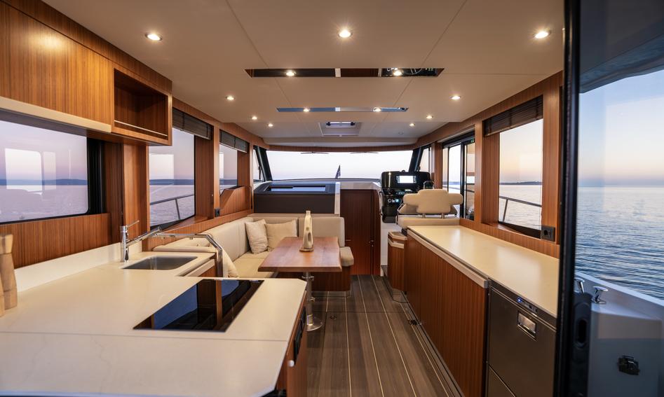 Greenline 42, Interior