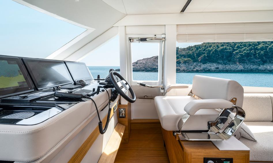 Solaris Power 60 Coupé , Helm Station