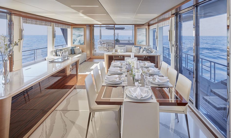 Ocean Alexander 28R Enclosed, Interior