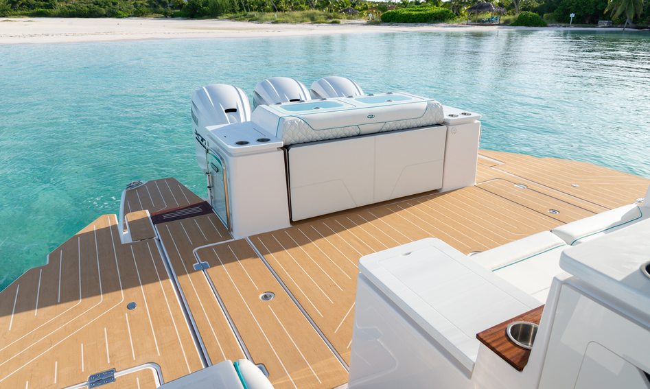 Regal 43 SAV , Deck Area