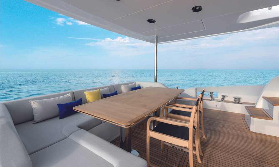 Azimut Grande 25 Metri, Deck Area