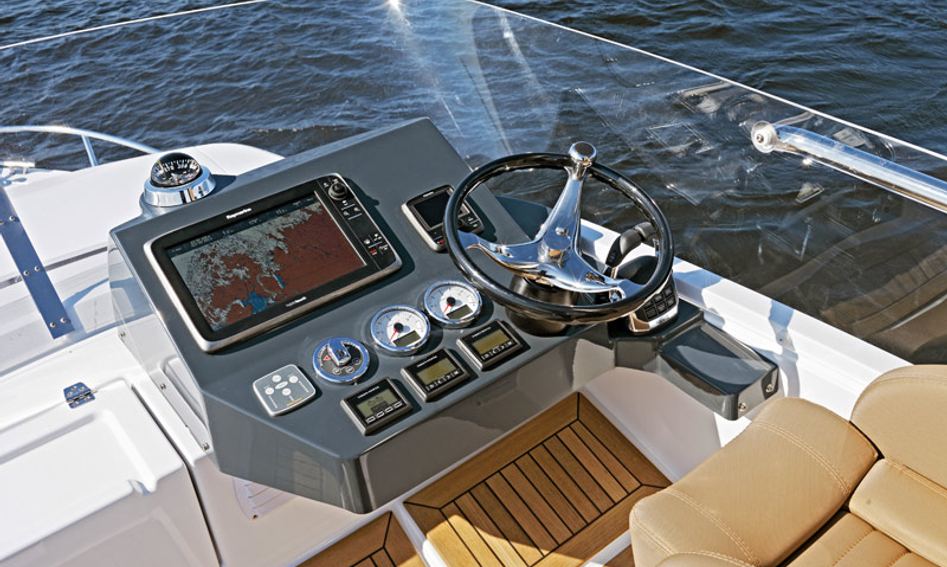 Sargo 36 Fly, Helm Station