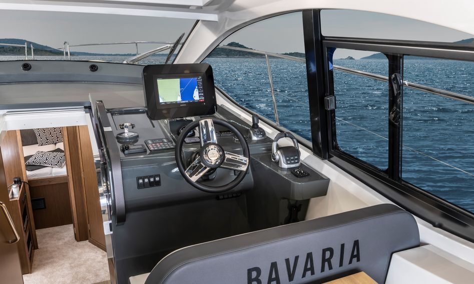 Bavaria SR41 HT, Helm Station