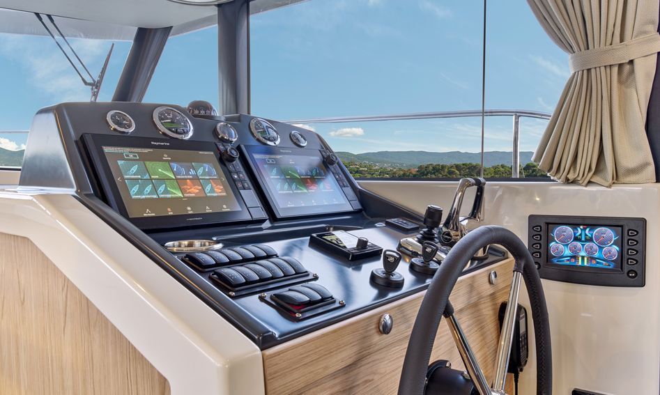 Swift Trawler 48, Helm Station