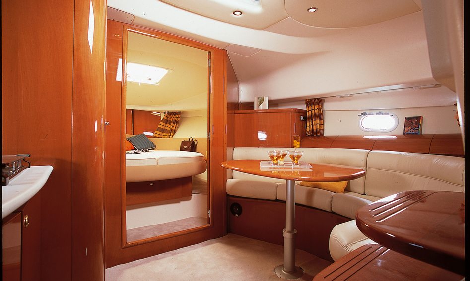 Prestige 34 Open, Interior