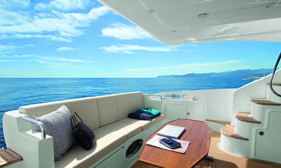 Azimut 58 Gen 2, Deck Area