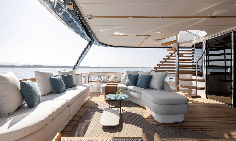 Azimut Magellano 30M, Deck Area