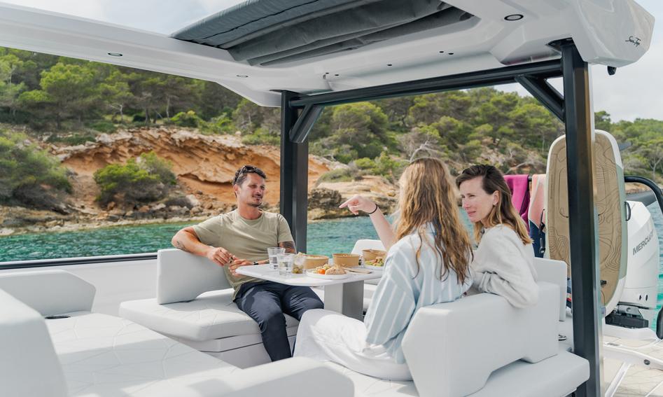 Axopar 38 Sun Top , Deck Area