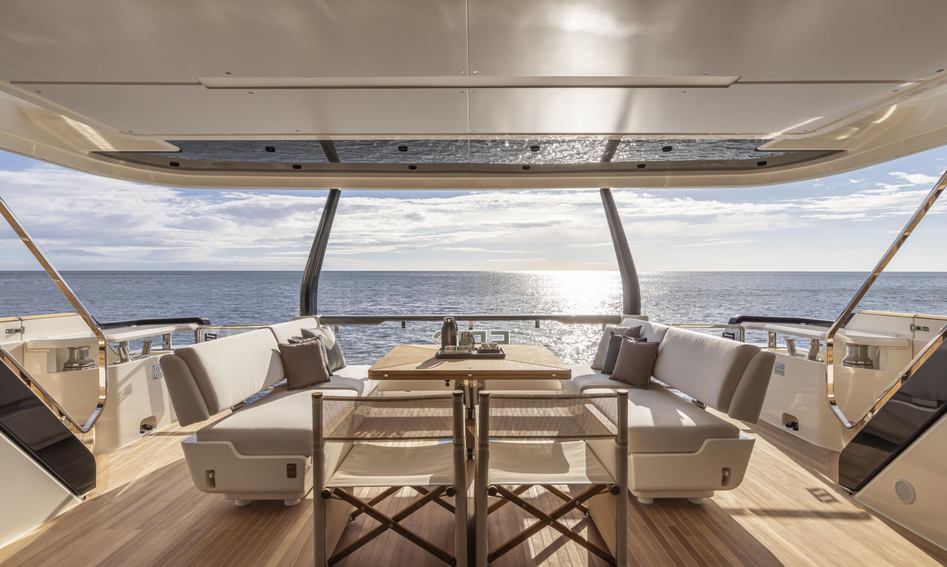 Ferretti 1000, Deck Area