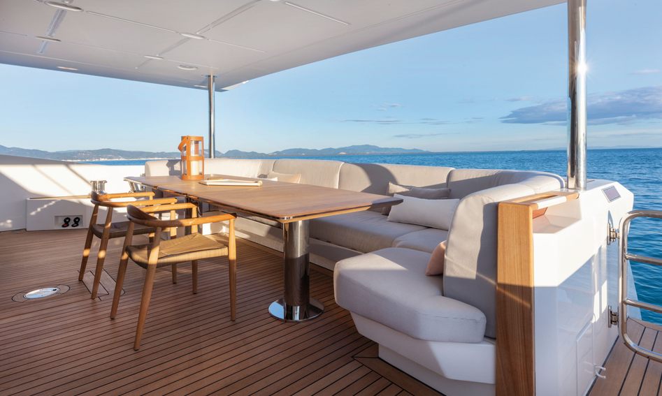 Azimut Grande 32M, Deck Area