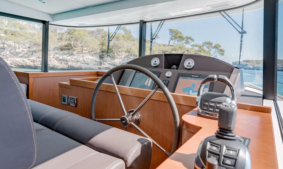 Beneteau Swift Trawler 50, Helm Station